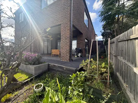 The same alfresco corner before, open on two sides